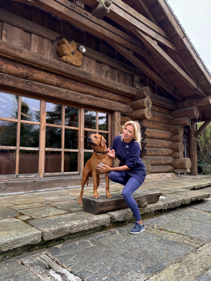 FOTO: Kateřina Brožová v luxusním srubu Líny u Mladé Boleslavi. – stránka 16
