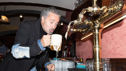 FOTO: Pivo teklo proudem.