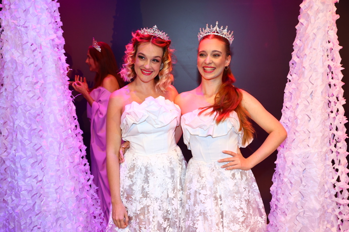 FOTO: Sarah C. a Vilemína Marhoulová v muzikálu Pyšná princezna. – stránka 2