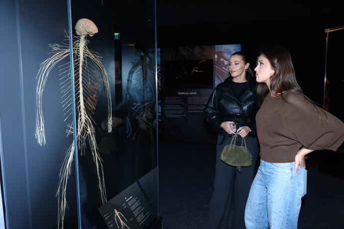 FOTO: Iva Kubelková s dcerou si prohlížejí kostry těl. – stránka 7