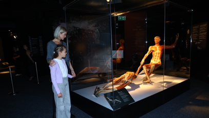 FOTO: Iveta Lutovská si prohlíží těla s dcerou.