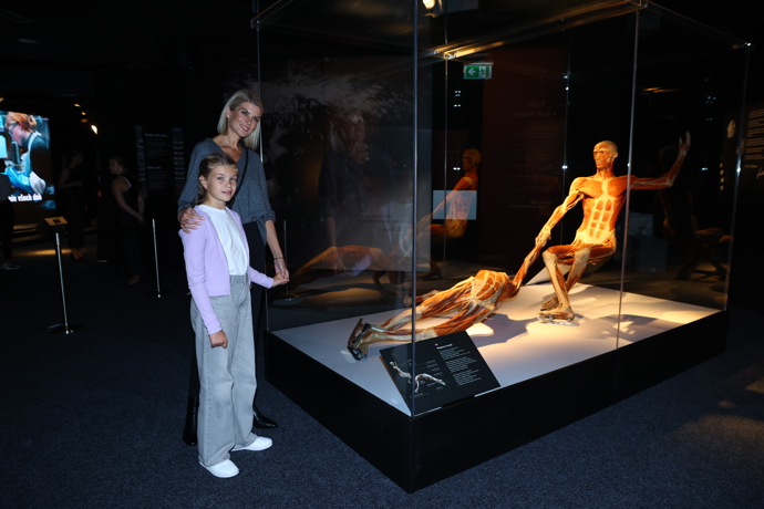 FOTO: Iveta Lutovská a její dcera na výstavě Body Worlds. – stránka 5