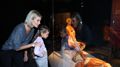 FOTO: Iveta Lutovská na výstavě o lidských tělech.