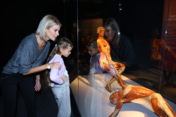 FOTO: Iveta Lutovská na výstavě o lidských tělech. – stránka 3