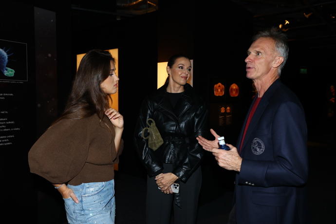 FOTO: Dominik na výstavě Body Worlds vysvětloval Kubelkové s dcerou Karolínou lidské tělo.