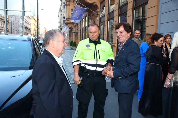 FOTO: Pavel Trávníček zařizoval něco s policií. – stránka 4