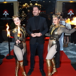 Moderátor Petr Říbal se rozhodl pro kompletně černý outfit, tak aby vynikly krásné hostesky. 