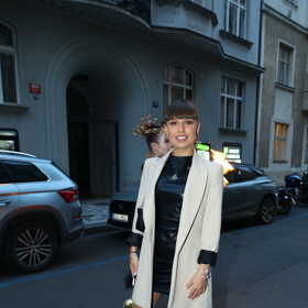 Lenka Holubová z Love Islandu se vyzbrojila krémovým kabátkem a vysokými černými kozačkami. 