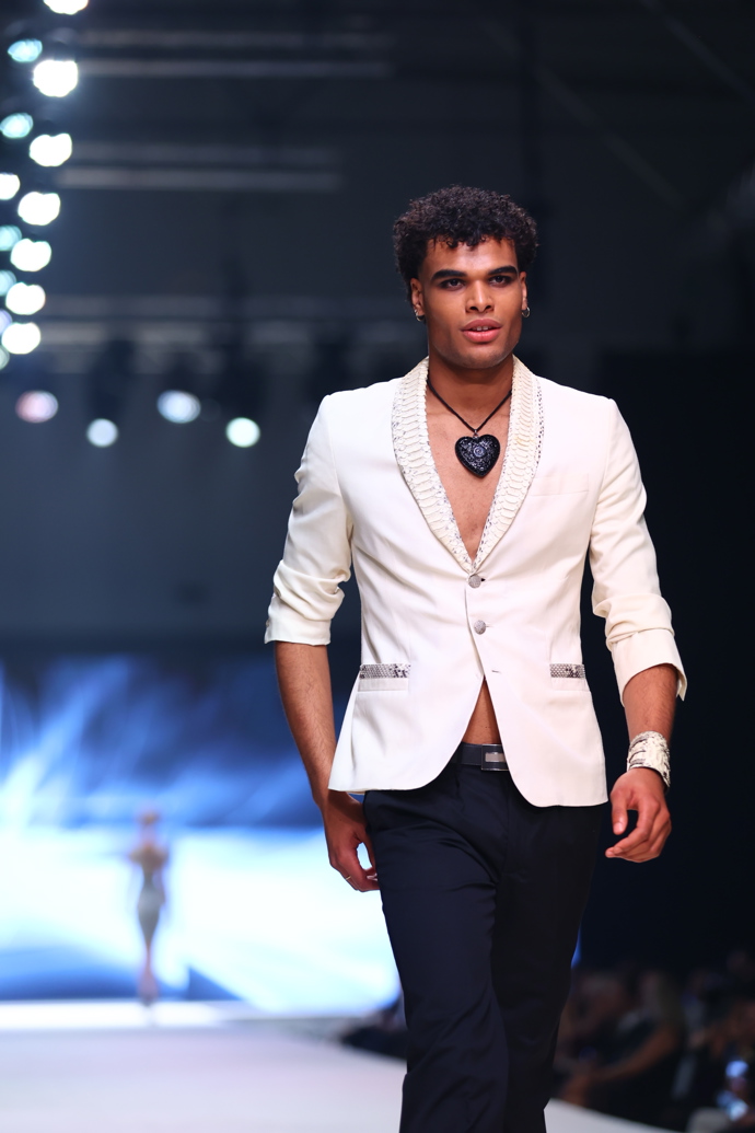 FOTO: Z módní přehlídky Osmana Laffity. – stránka 10