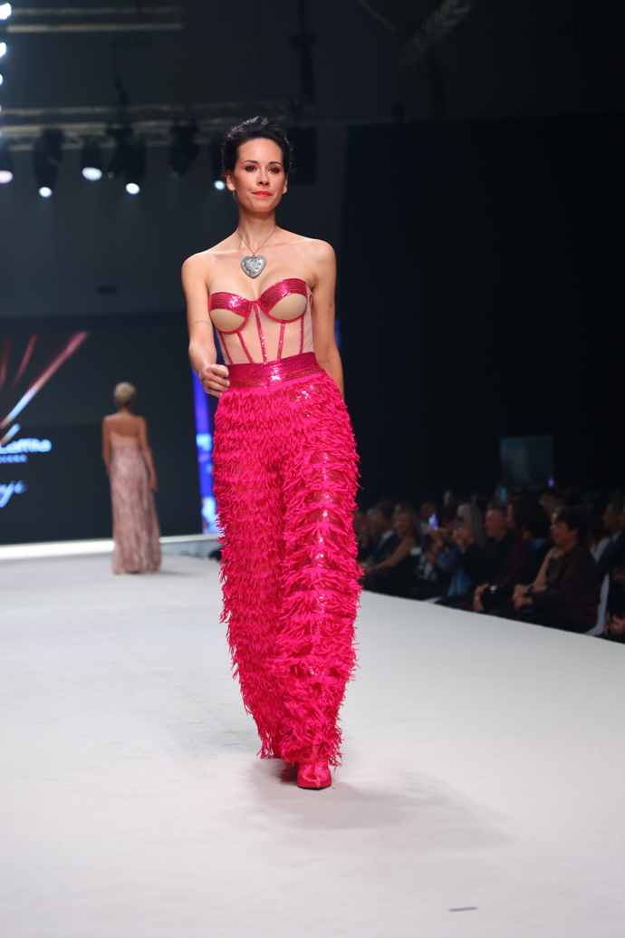 FOTO: Z módní přehlídky Osmana Laffity. – stránka 3