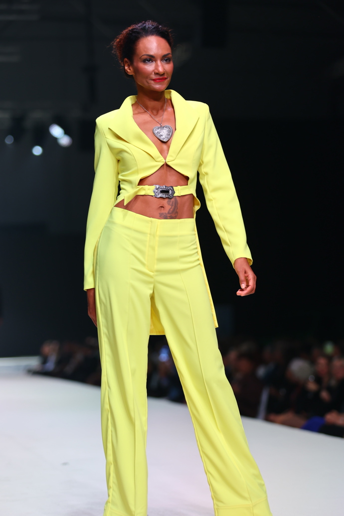 FOTO: Lejla Abbasová ve žlutém modelu.