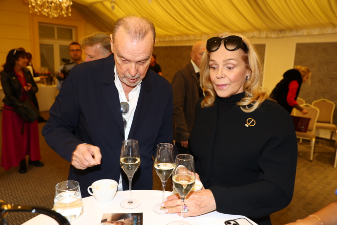 FOTO: Štefan Margita se staral o Dagmar Havlovou. – stránka 23