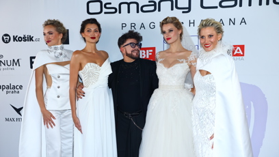 FOTO: Osmany Laffita s modelkami.