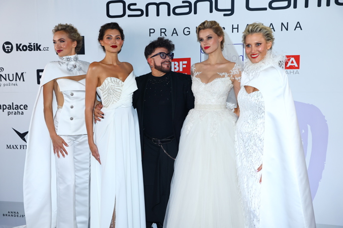 FOTO: Osmany Laffita s modelkami. – stránka 15