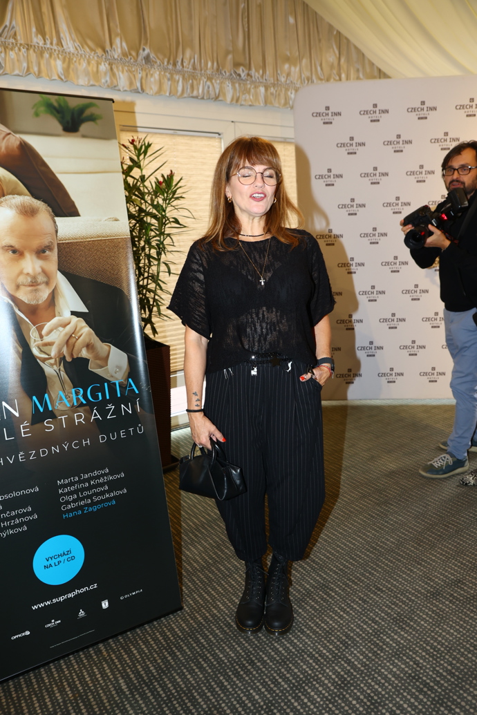 FOTO: Marta Jandová na křtu Štefana Margity. – stránka 9