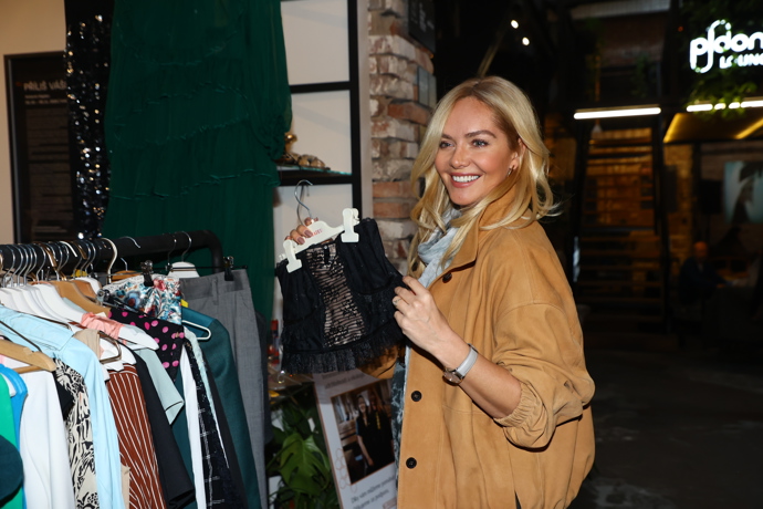 FOTO: Taťána Kuchařová rozdávala úsměvy. – stránka 6