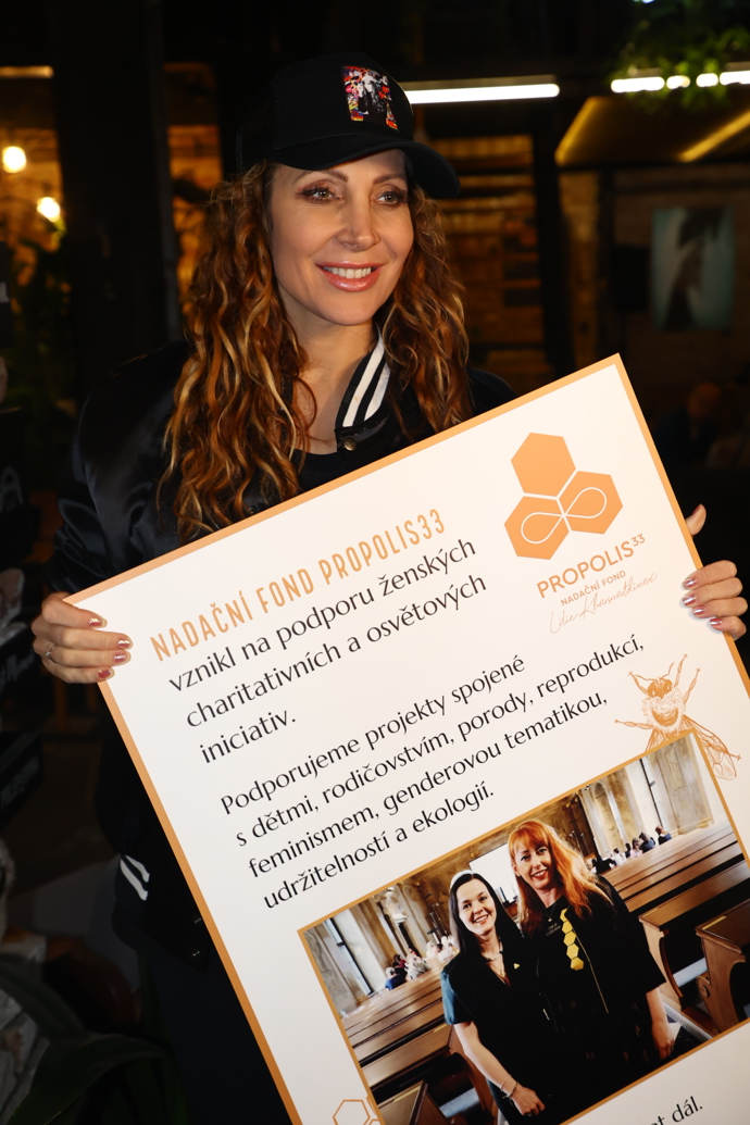 FOTO: Olga Lounová na charitativním bazárku Propolis. – stránka 17