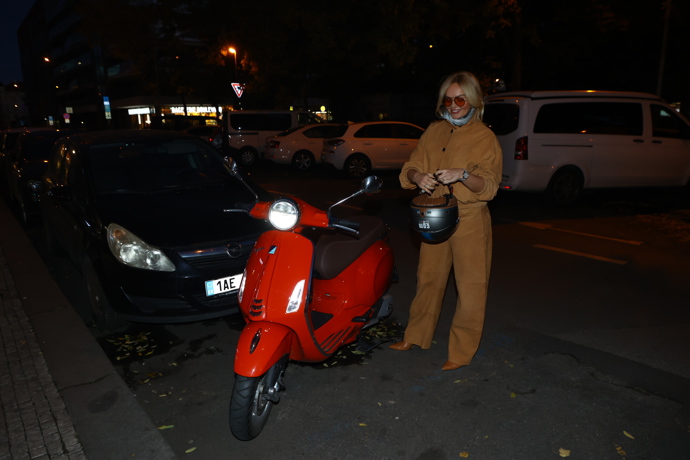 FOTO: Taťána Kuchařová přijela na skútru. – stránka 18