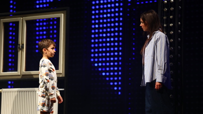 FOTO: Míša Tomešová se svým synem na pódiu.