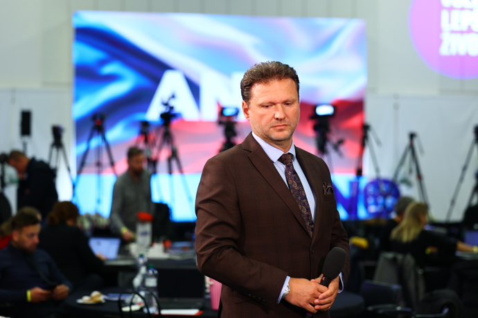 FOTO: Radek Vondráček dorazil do štábu hnutí ANO. – stránka 6