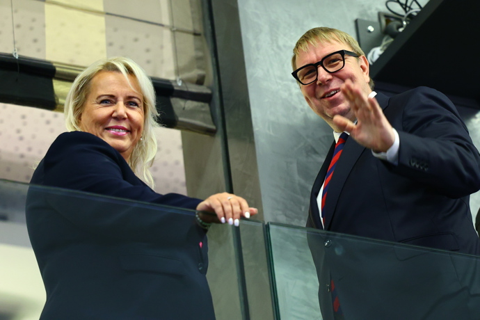 FOTO: Aleš Juchelka s Klárou Dostálovou zamávali novinářům. – stránka 1