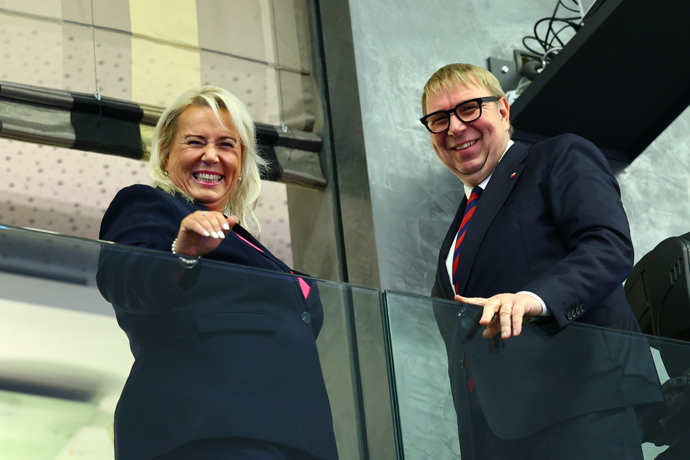 FOTO: Aleš Juchelka s Klárou Dostálovou zamávali novinářům.