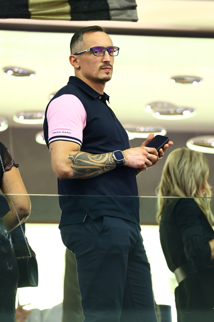 FOTO: Jaroslav Bžoch ukázal tetování. – stránka 213