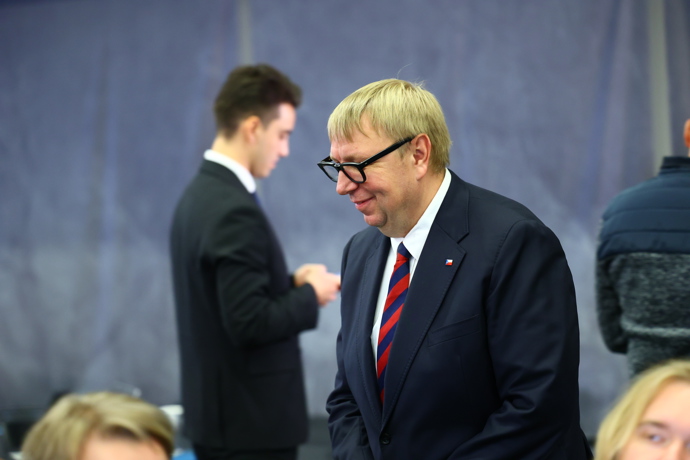 FOTO: Aleš Juchelka ve štábu hnutí ANO nešetřil úsměvy. – stránka 2