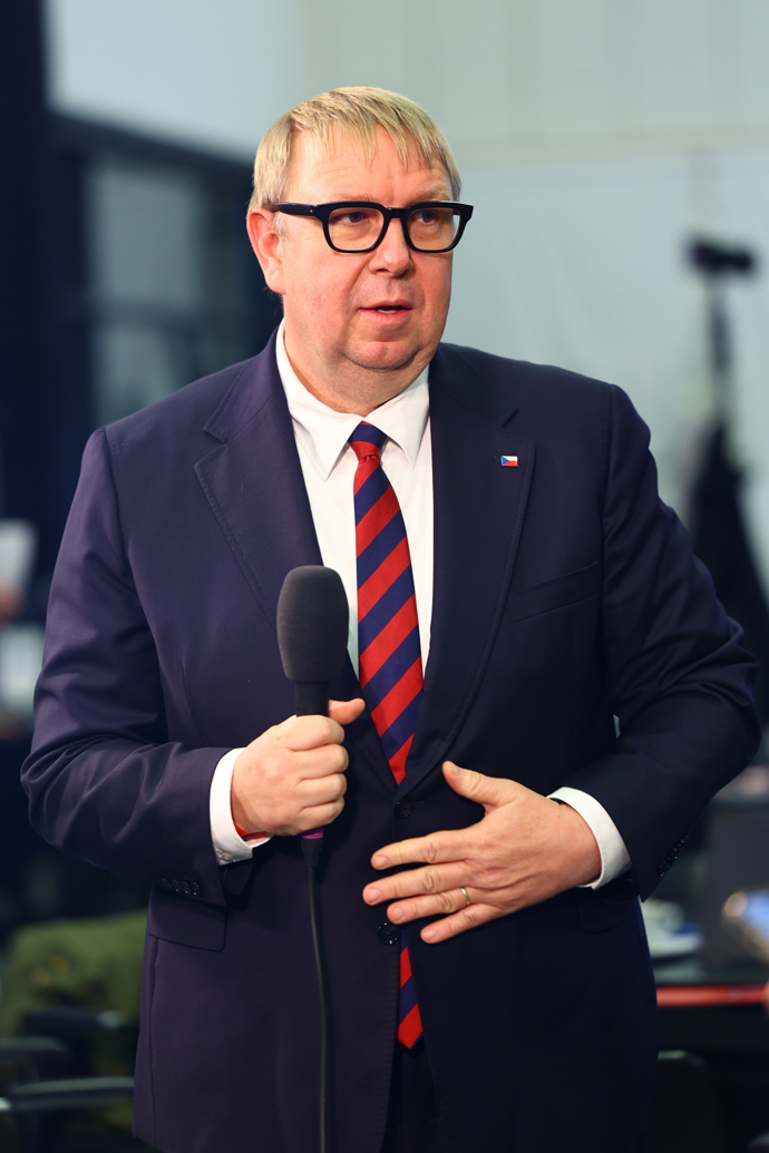 FOTO: Aleš Juchelka ve štábu hnutí ANO. – stránka 1