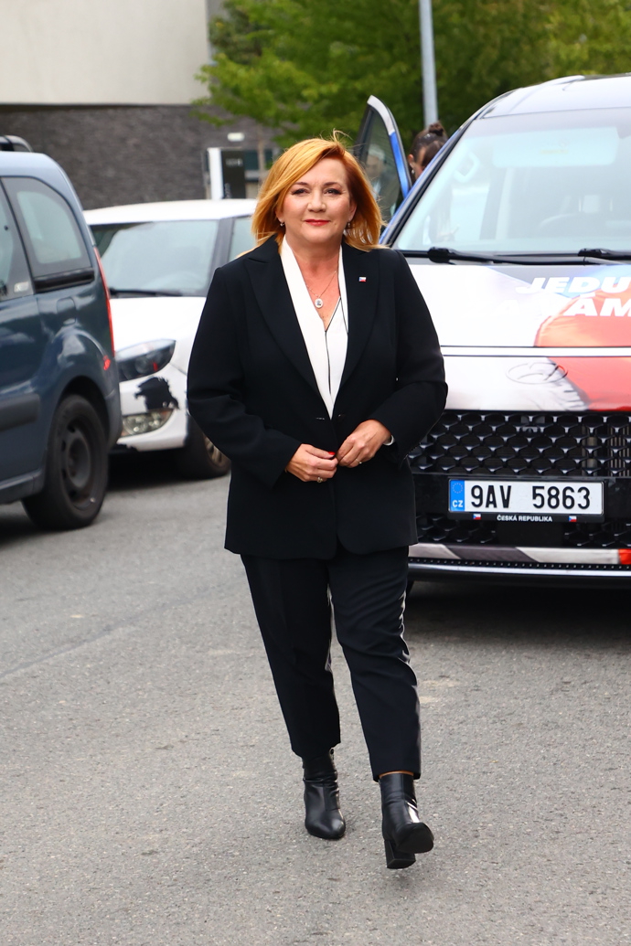 FOTO: Alena Schillerová dorazila do volebního štábu. – stránka 20