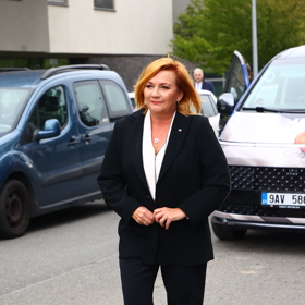 K novému účesu oblékla Alena Schillerová černý kalhotový kostýmek a bílou halenku. 