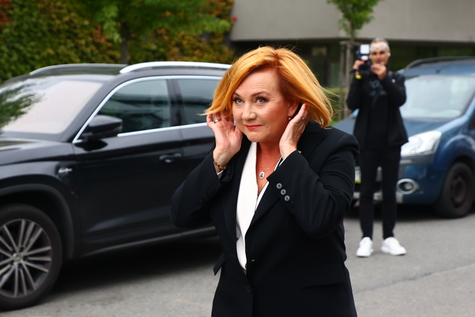 FOTO: Alena Schillerová si stihla upravit vlasy. – stránka 26