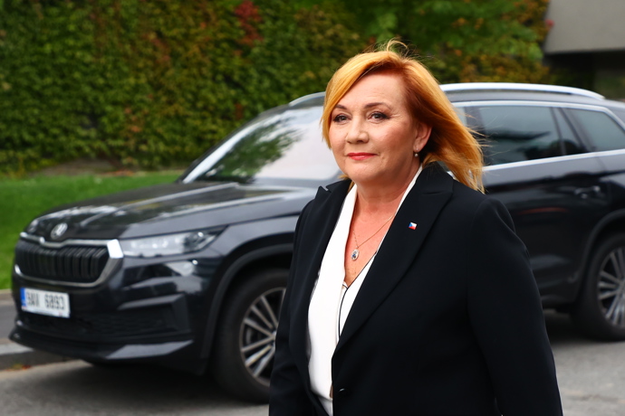 FOTO: Alena Schillerová změnila barvu v den voleb. – stránka 13