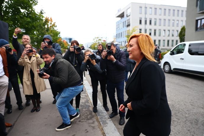 FOTO: Alena Schillerová během tiskovky s novináři. – stránka 24