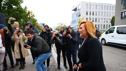 FOTO: Na Schillerovou čekal dav novinářů.