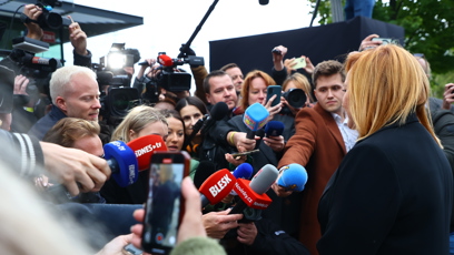 FOTO: Alena Schillerová před volebním štábem ANO.