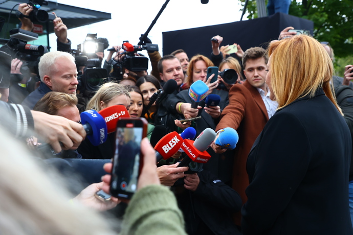 FOTO: Alena Schillerová před volebním štábem ANO. – stránka 10