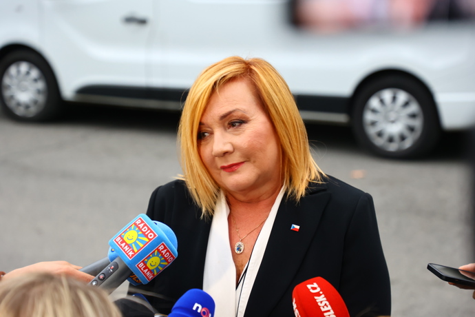 FOTO: Alena Schillerová během tiskovky s novináři. – stránka 22