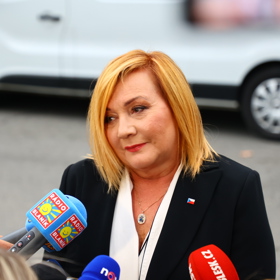 Alena Schillerová se na velký den hezky vystrojila.