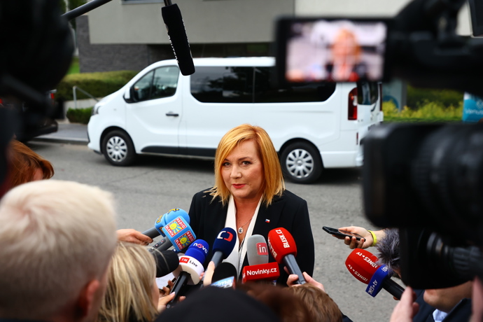 FOTO: Alena Schillerová během tiskovky s novináři. – stránka 21