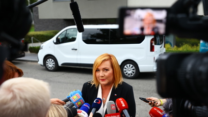 FOTO: Alena Schillerová před novináři.
