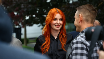 FOTO: Aneta Zicklerová čekala na příjezd Andreje Babiše.