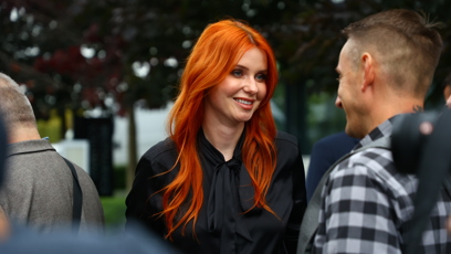 FOTO: Aneta Zicklerová čekala na příjezd Andreje Babiše.