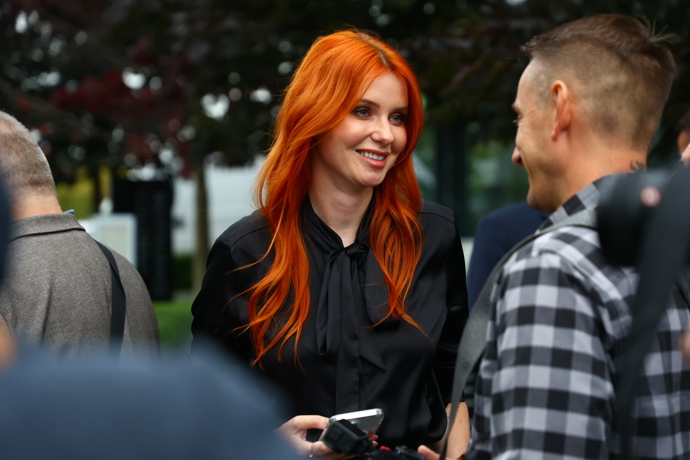 FOTO: Aneta Zicklerová čekala na příjezd Andreje Babiše. – stránka 17