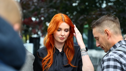 FOTO: Aneta Zicklerová čekala na příjezd Andreje Babiše.