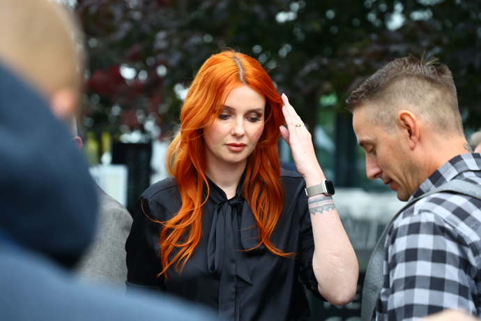 FOTO: Aneta Zicklerová čekala na příjezd Andreje Babiše. – stránka 16