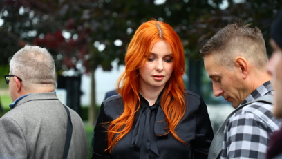 FOTO: Aneta Zicklerová čekala na příjezd Andreje Babiše.