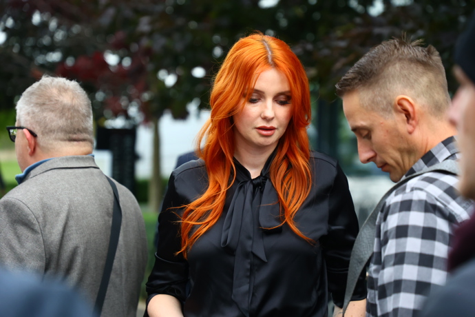 FOTO: Aneta Zicklerová čekala na příjezd Andreje Babiše. – stránka 15