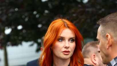 FOTO: Aneta Zicklerová čekala na příjezd Andreje Babiše.