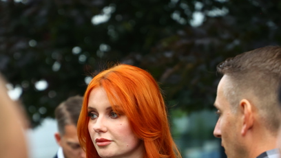 FOTO: Aneta Zicklerová čekala na příjezd Andreje Babiše.